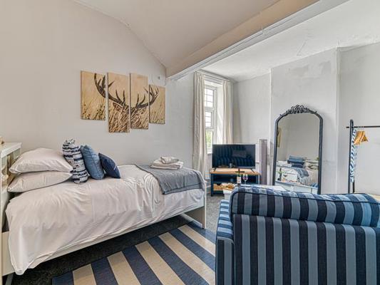 Single Studio Chester Heights with parking