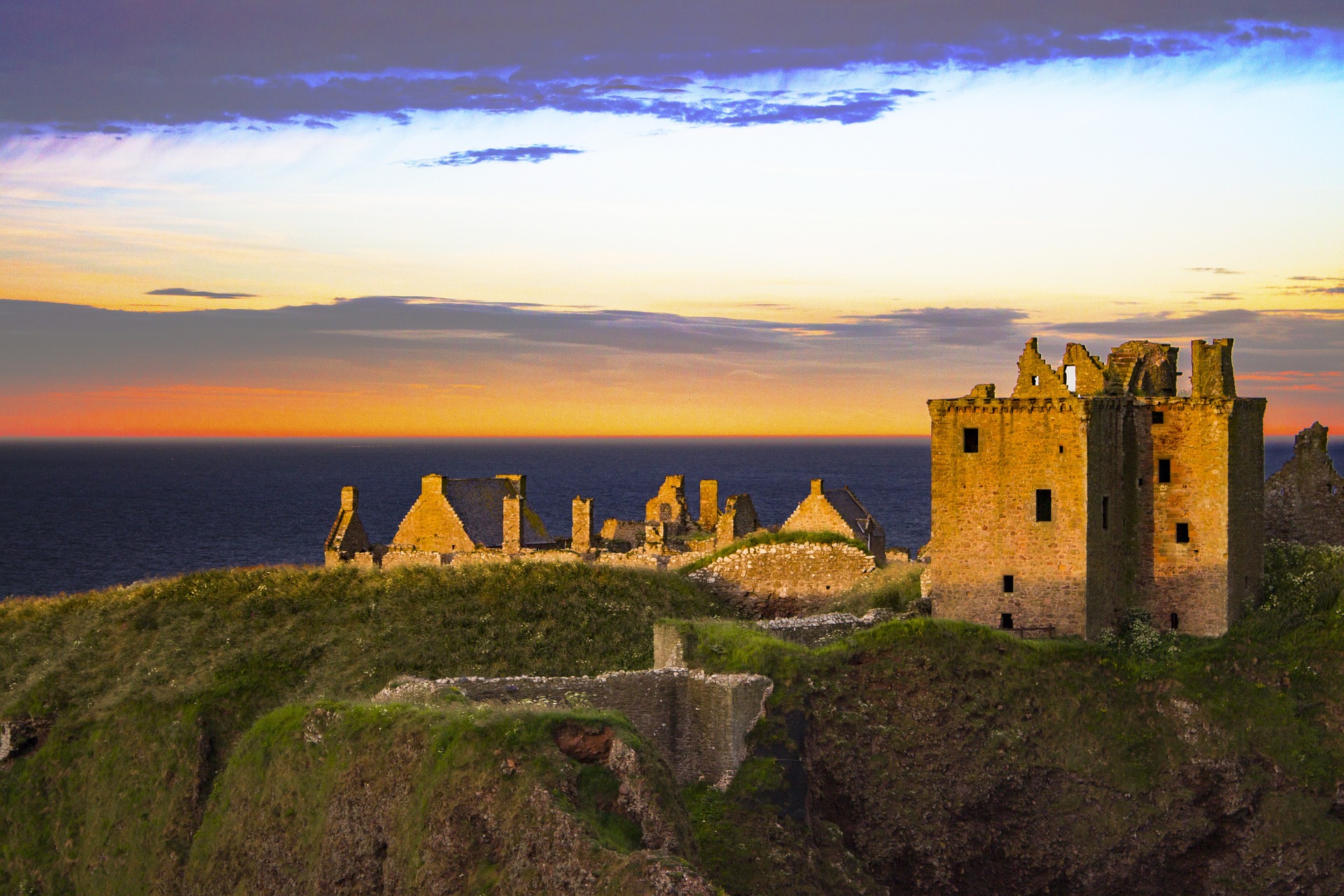 dunnottar-1537764_1920.jpg